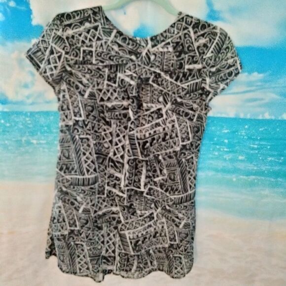 " Essentials by Milano"  woman's short sleeve blouse. - Picture 3 of 5